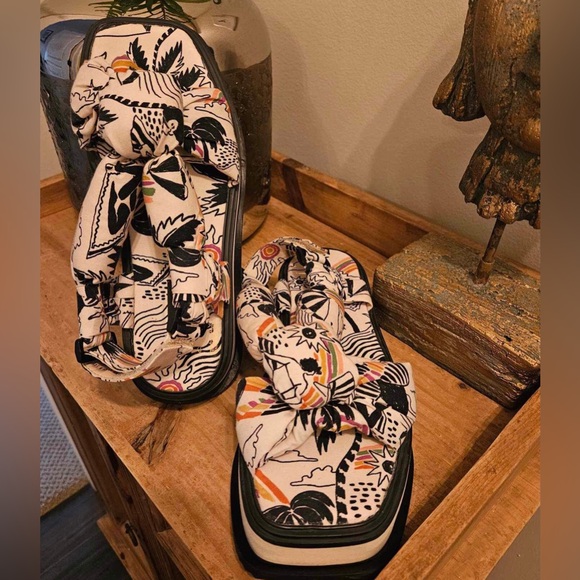 Super Fun and comfortable sandals, only wear them one time (small for me) - Picture 5 of 6